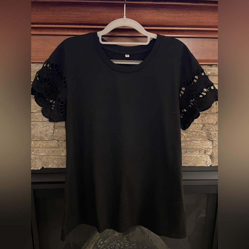 WOMEN’S LACE SHORT SLEEVE TSHIRT